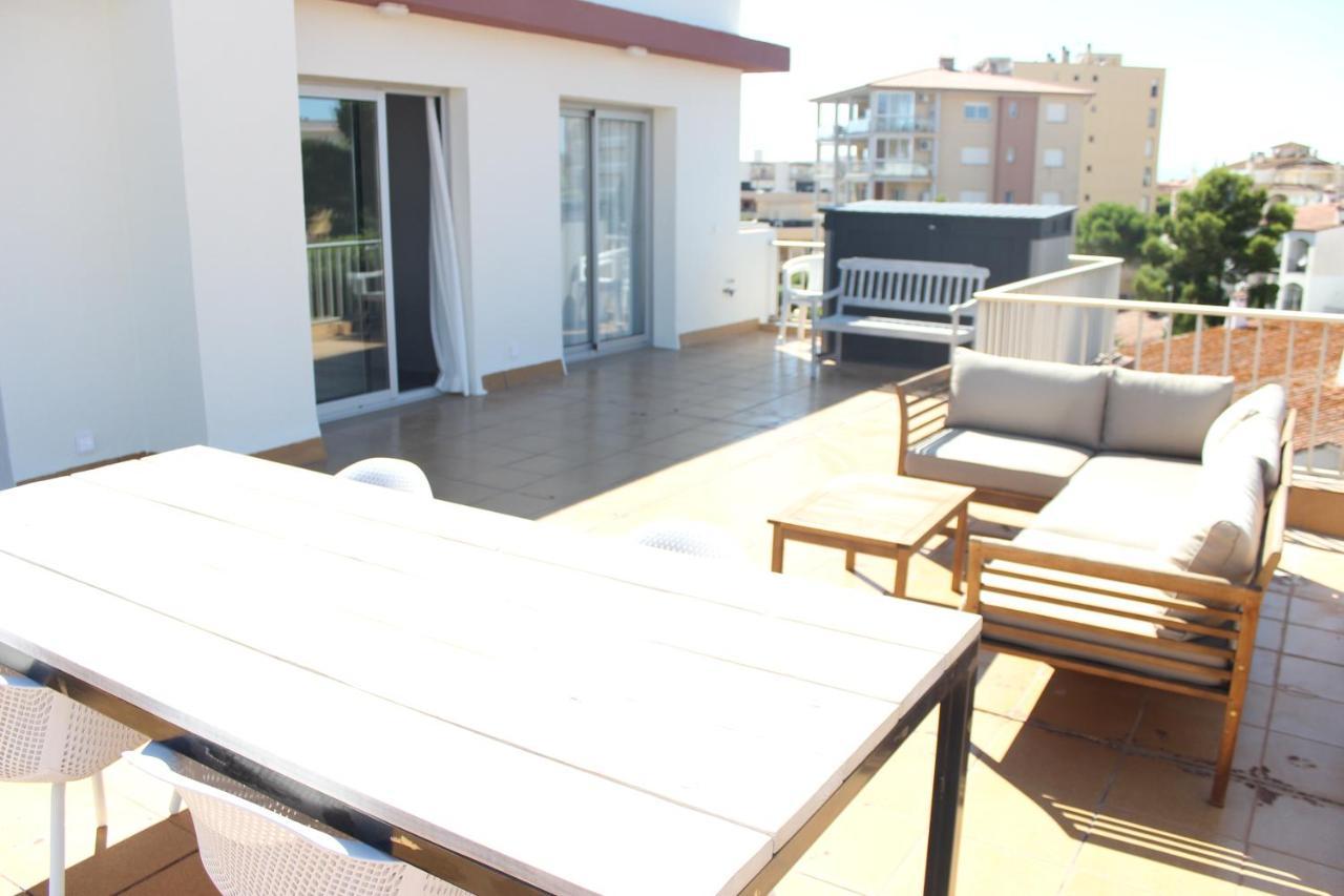 Beautiful Loft, Huge Sunny Terrace, View Over The Beach And Sea Росес Екстериор снимка