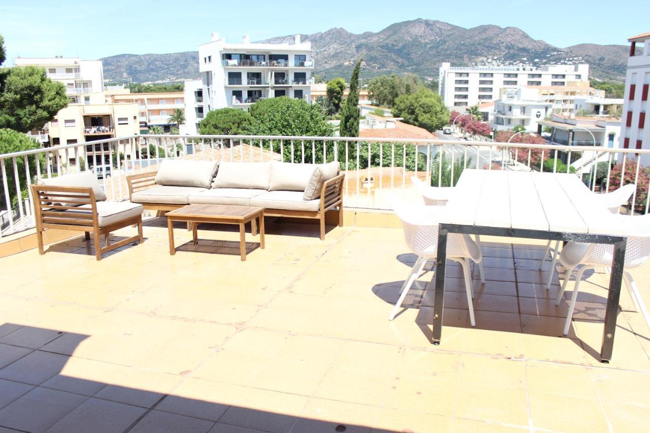 Beautiful Loft, Huge Sunny Terrace, View Over The Beach And Sea Росес Екстериор снимка