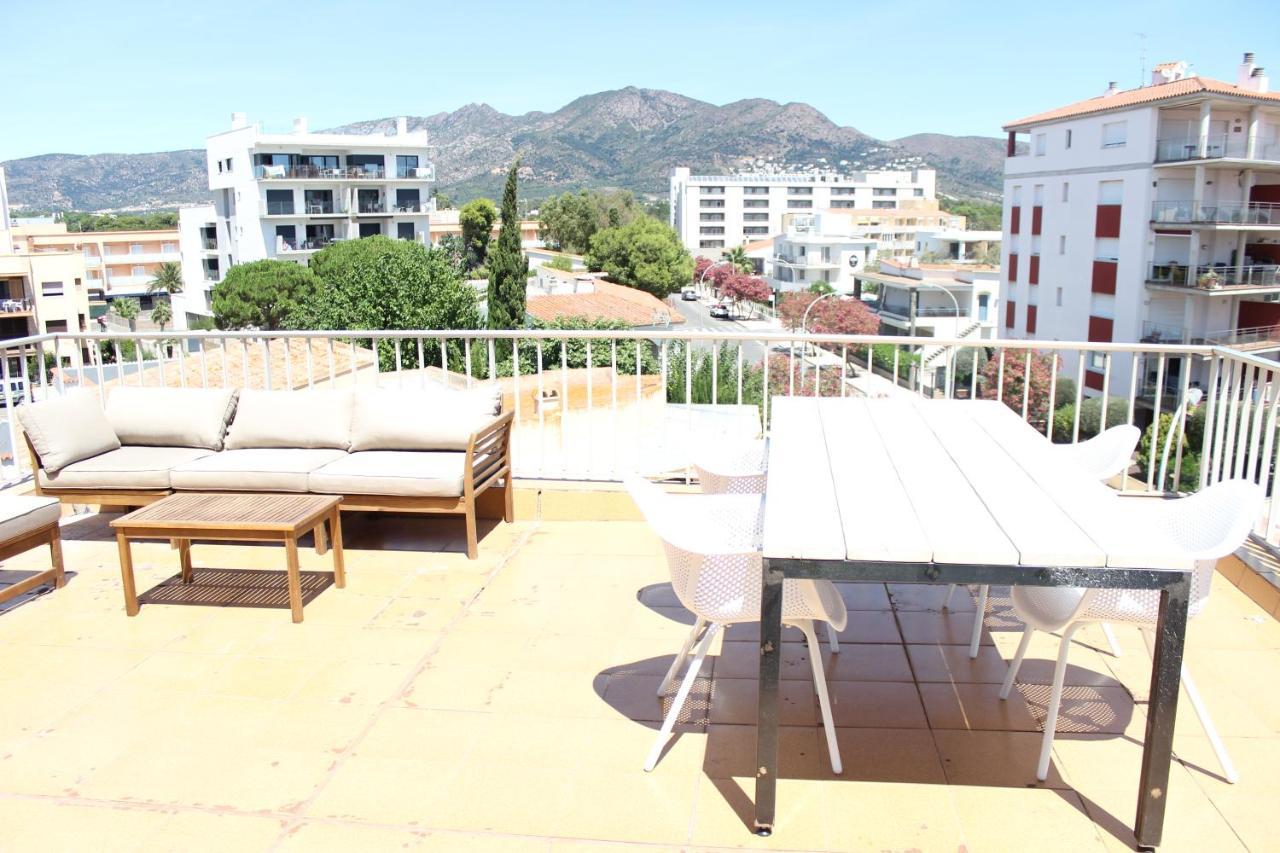 Beautiful Loft, Huge Sunny Terrace, View Over The Beach And Sea Росес Екстериор снимка