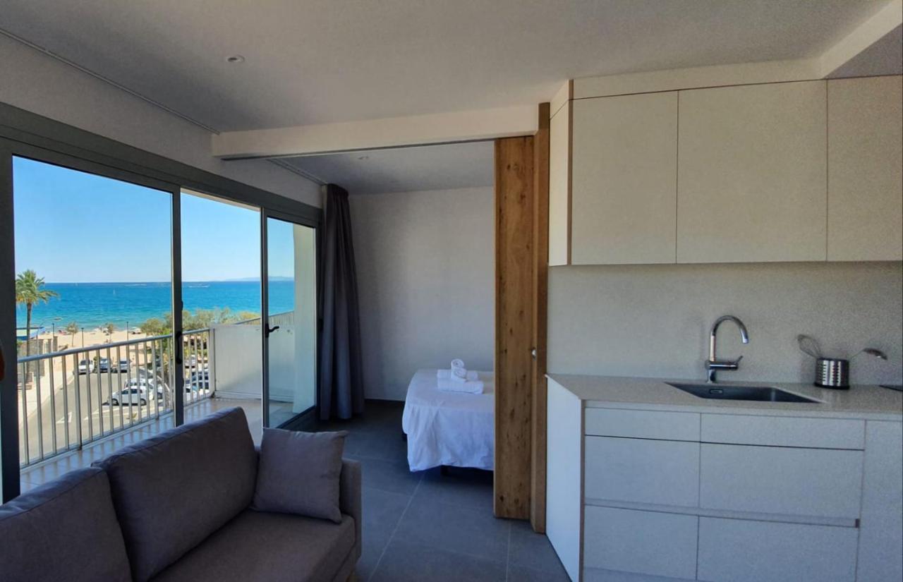 Beautiful Loft, Huge Sunny Terrace, View Over The Beach And Sea Росес Екстериор снимка